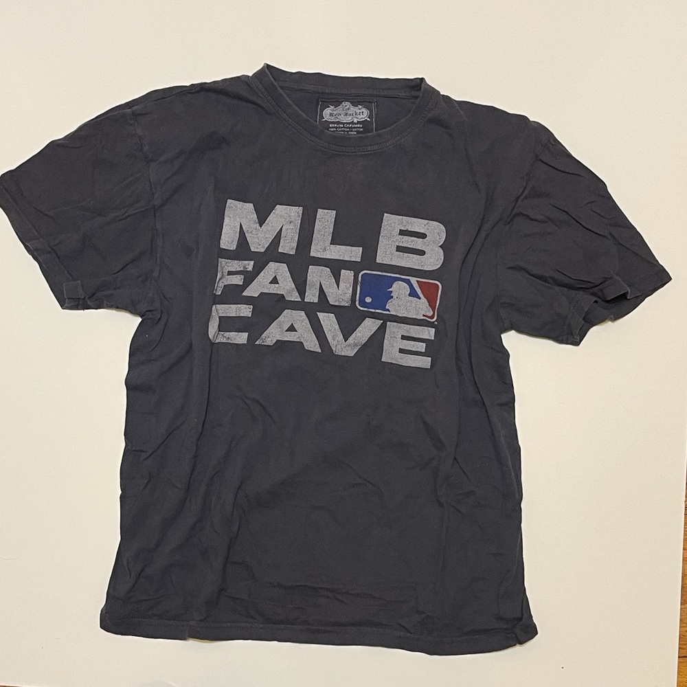 MLB fan cave T-shirt men’s large